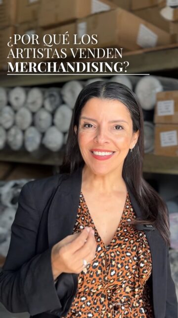 El merchandising no es una remera con tu logo.
Es la forma en que tu marca deja huella, incluso cuando no está presente.En Vargas, creemos que cada objeto puede convertirse en un símbolo: una botella grabada, una libreta, una mochila.
No son simples productos; son extensiones de tu identidad, de tu historia y de la conexión con quienes te eligen.Diseñamos y fabricamos piezas que comunican quién sos, con la misma calidad y detalle con la que construís tu marca.✨ Convertí tus ideas en objetos que la gente quiera usar, mostrar y recordar.#vargas #merchandising #regaloscorporativos #regalosempresariales #calidad #merchandisingpersonalizado #fabricamostusideas #merchandisingconidentidad #disenoargentino #hechoenvargas