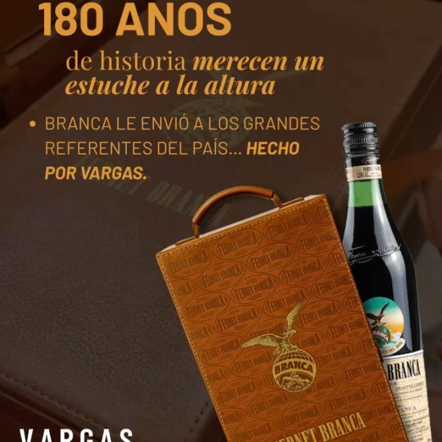 Hay personas que hacen lo que aman con una mezcla rara de autenticidad, pasión y constancia. Esos que dejan todo arriba del escenario, frente a cámara o detrás de cada proyecto… igual que @fernetbranca_ar , que hace 180 años vive trabajando con la misma intensidad. 🥂Hoy queremos decir gracias por confiar en Vargas para crear este estuche homenaje, pensado como un presente significativo para quienes vibran con lo que hacen. 🫡💕
Este objeto no es solo un packaging: es un “feliz aniversario” hecho materia, un agradecimiento a una historia que sigue inspirando generaciones.Fernet Branca, gracias por dejarnos ser parte de estos 180 años de pasión.
Vargas 🇦🇷 — fabricamos tus ideas.#fernetbranca #fernet #180años #aniversario #regalo #merchdesign #fabricamostusideas #vargas #regalosempresariales