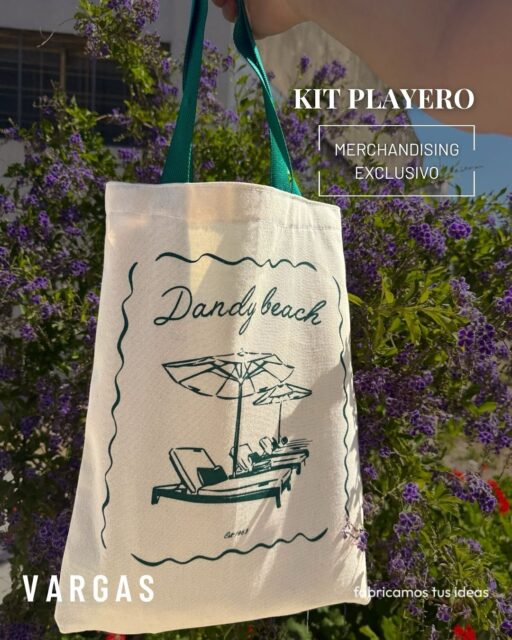 Cuando una marca como DANDY abre nuevo espacio en Punta del Este y elige a Vargas para sus kits playeros… sabemos que algo estamos haciendo bien 💙Estos productos fueron creados especialmente para la inauguración de DANDY Punta del Este: un pedido internacional que sale desde Argentina, diseñado para acompañar la experiencia de sus clientes desde el primer día.Gracias @dandycocina por confiar en nosotros para vestir de diseño su nueva apertura. 🌎🏖️¿Te imaginas el próximo regalo corporativo de tu marca?📩 Hablemos y lo diseñamos juntos.#vargas #fabricamostusideas #merchadising #regalocorporativo #regalos #kitplayero