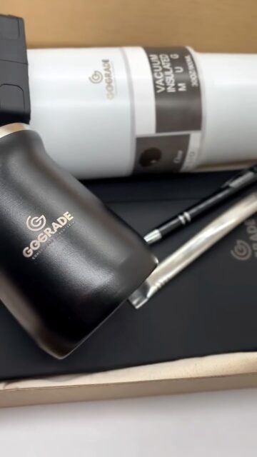 🏭En Grupo Vargas no desarrollamos productos aislados.
Creamos portafolios sólidos y coherentes, pensados para marcas que trabajan en volumen.Cada pieza responde a un mismo estándar de calidad, diseño y consistencia productiva.
No es variedad al azar: es capacidad, criterio y visión de marca.🙌Una primera impresión clara para quienes buscan proveedores confiables a escala.#vargas #merchandising #regalosempresariales #regaloscorporativos #cantidad