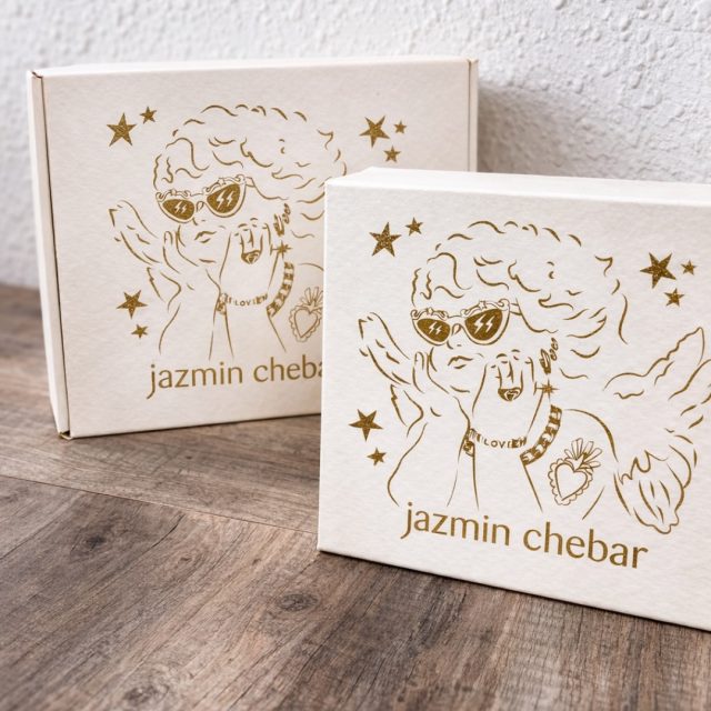 En Vargas fabricamos cajas a medida, adaptadas a cada producto sin perder coherencia visual.Porque no todo es estándar.
Y no todo necesita grandes cantidades.
✔ Diferentes formatos
✔ Producción en poca cantidad
✔ Personalización real
✔ Fabricación propia
Si tu marca necesita presentaciones distintas sin perder identidad, lo resolvemos.📩 Escribinos y diseñamos tu packaging.#vargas #merchandising #regalosempresariales #fabricamostusideas #merch