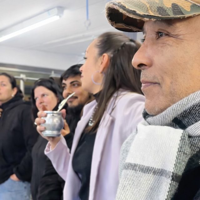 Sabemos que hay clásicos que nunca fallan: libretas, mates o tazas que acompañan el día a día de muchas marcas. ☕📓Pero lo que más nos gusta en Vargas es cuando llega un desafío distinto.
Esas ideas que no entran en ningún catálogo y parecen difíciles de fabricar.Ahí es donde entran nuestros 25 años de experiencia.
Pensamos materiales, procesos y soluciones para hacerlo posible. 🛠️✨¿Tenés una idea fuera de lo común?
Escribinos y la hacemos realidad. 🚀#merchandisingempresarial #fabricamostusideas #regaloscorporativos #merchandisingpremium #hechoenargentina