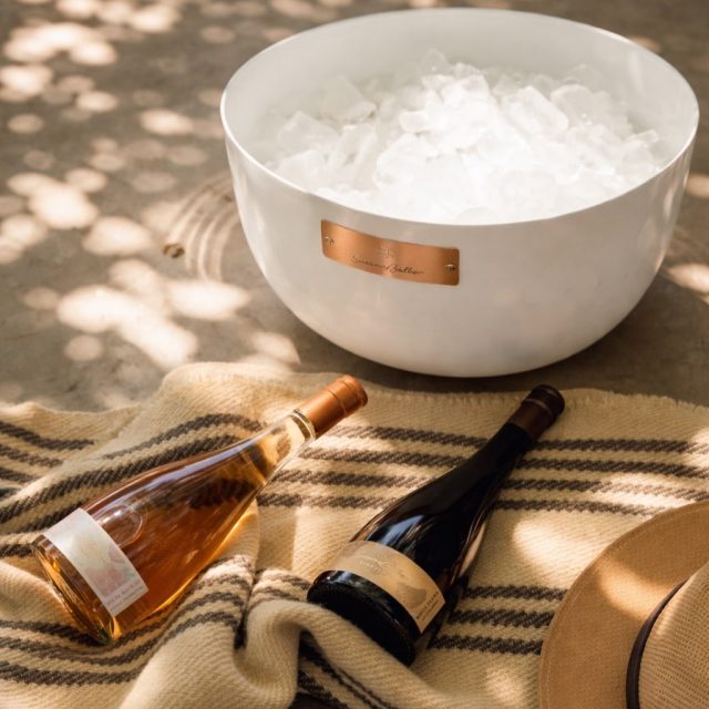 Hay marcas que entienden que cada detalle comunica.
Y en el mundo del vino… eso se siente todavía más.
Para @susanabalbowines desarrollamos fraperas pensadas no solo para enfriar, sino para acompañar la experiencia completa 🍷✨
Porque no se trata solo del producto,
sino de cómo se presenta, cómo se sirve y cómo se recuerda.Diseñamos piezas que elevan el momento,
refuerzan la identidad de la marca
y están a la altura de lo que hay dentro de la botella.
En Vargas, fabricamos ideas que se viven.¿Querés llevar tu marca a este nivel? Escribinos.#bodegas #fraperas #merchdesign #fabricamostusideas #hechoenargentina