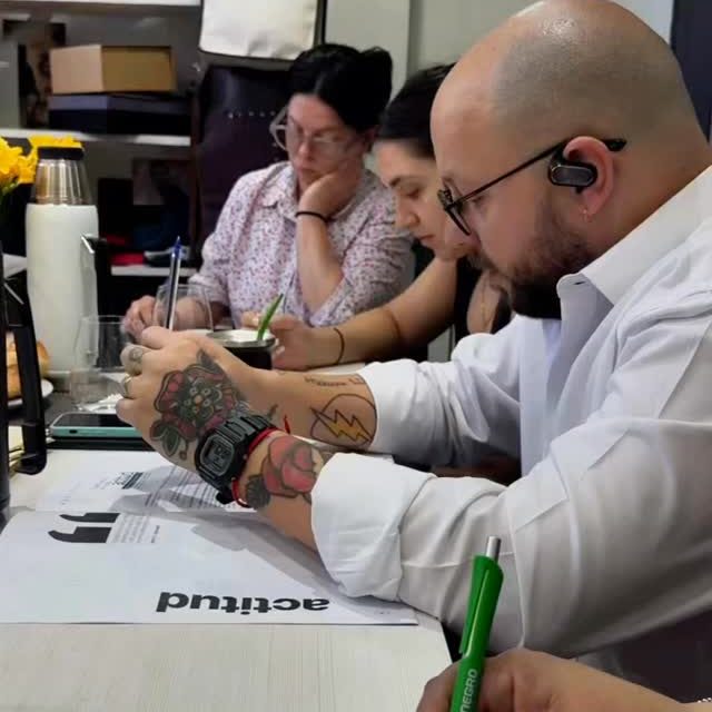En este Día del Trabajador, celebramos a quienes transforman ideas en realidad todos los días.A cada mano que crea, diseña, produce y hace posible que un proyecto cobre vida.
A quienes entienden que el oficio no es solo hacer… es hacerlo bien.Hace 25 años venimos apostando al valor del trabajo, al detalle y a la calidad en cada producto.Porque detrás de cada entrega, hay personas que convierten una idea en algo concreto.Vargas fabricamos tus ideas.#diadeltrabajador #industria #oficio #hechoenargentina #empresas