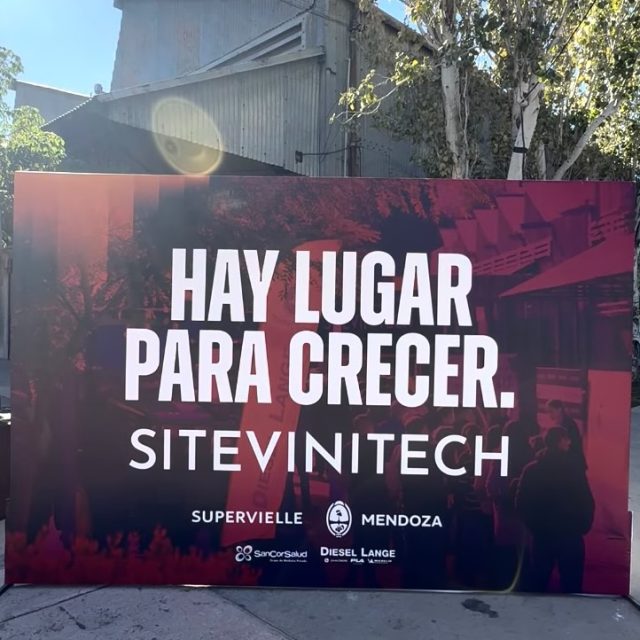 Hay ferias y hay encuentros. Sitevinitech fue las dos cosas.La feria vitivinícola más importante de Latinoamérica, con más de 8.000 personas del sector, nos dio algo que va más allá de los contactos: la posibilidad de reencontrarnos con clientes que hacen parte de nuestra historia.Vargas estuvo presente en el evento, el espacio donde se mueve la industria vitivinícola y donde cada dos años se abren negocios, vínculos y oportunidades.Restorando aprovechó el viaje para visitar a sus clientes en Mendoza, esos que confían su imagen a nuestras manos hace años.Detrás de cada carta, cada estuche y cada pieza que fabricamos hay una relación que construimos con el tiempo. Y verlos en persona nos reafirma por qué hacemos lo que hacemos.Nos vamos con nuevos vínculos y con la certeza de que estar presentes donde se mueve la industria es parte de quienes somos.Hasta la próxima, Mendoza. 🍷