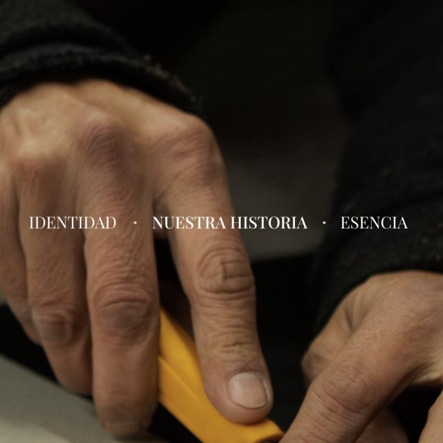 25 años fabricando ideas para marcas que confían en nosotros. Un cuarto de siglo de oficio, de reinvención constante y de apostar cuando el contexto no acompañaba.
¿Alguna vez te preguntaste por qué tenemos un camaleón en nuestro logo?
Dejanos tu teoría en los comentarios 🦎