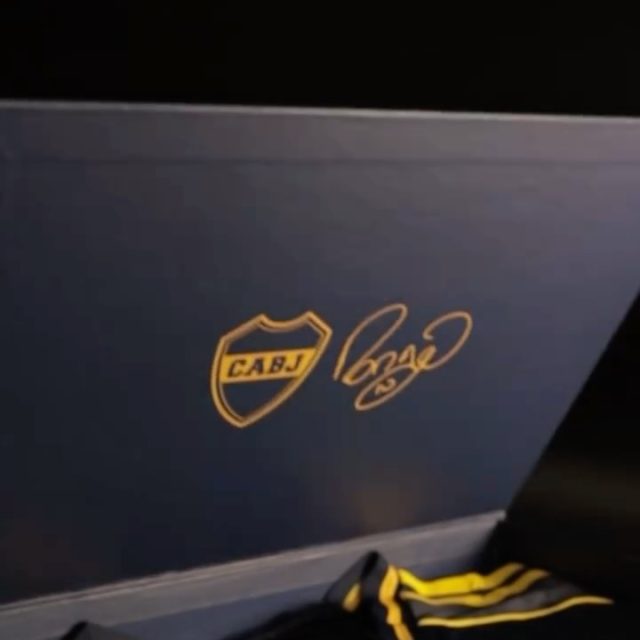 Hay camisetas que son mucho más que una prenda: son historia pura🟡🔵Para este desarrollo especial, el foco estuvo en crear una caja premium que custodie la mística del club. Cuidamos cada encastre, la precisión en las terminaciones y la rigurosidad de los acabados para que la experiencia de apertura sea impecable.Desde hace más de 25 años, las grandes marcas e instituciones del país nos confían sus proyectos más importantes porque saben que en Vargas cuidamos cada decisión desde el origen.Si estás planificando los próximos desarrollos especiales, packaging corporativo o regalos institucionales de tu empresa, escribinos por WhatsApp.Fabricamos tus ideas con el criterio que tu marca merece.