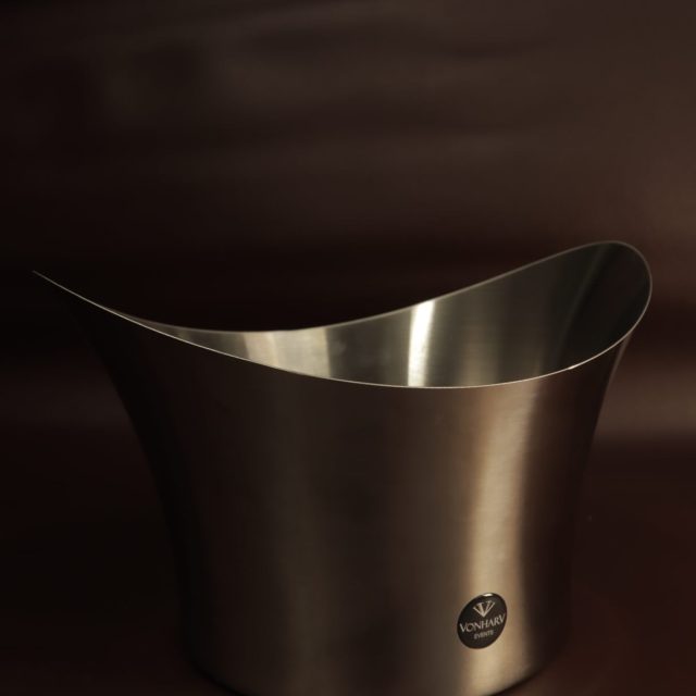 Contamos con más de 20 modelos de fraperas metálicas y plásticas de alta gama, diseñadas especialmente para resaltar tu branding.Desarrollamos piezas únicas a la medida de tu identidad, combinando resistencia y estética premium para que tu marca sea la verdadera protagonista del espacio.Si buscás renovar el merchandising de tu empresa o bodega con un diseño exclusivo, escribinos por WhatsApp y hagámoslo realidad.#merch #merchandising #bodegasdevino #fraperaspersonalizadas
