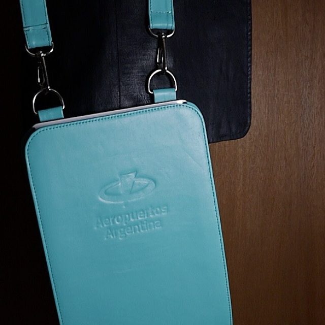 La precisión técnica y el respeto por la identidad de marca son fundamentales cuando un desarrollo corporativo se expone ante miles de personas todos los días ✈️.Diseñamos y fabricamos a medida las fundas para las tablets de los asesores de @aeropuertosargentina . Un proyecto exigente donde cada costura, la rigurosidad en el tono institucional y el calce exacto fueron pensados para acompañar el trabajo del personal en cada embarque, garantizando resistencia y la máxima prolijidad de la marca en un entorno de alto tránsito.Si buscás un socio estratégico que entienda cómo materializar los desarrollos especiales y el merchandising premium de tu empresa, escribinos por WhatsApp.