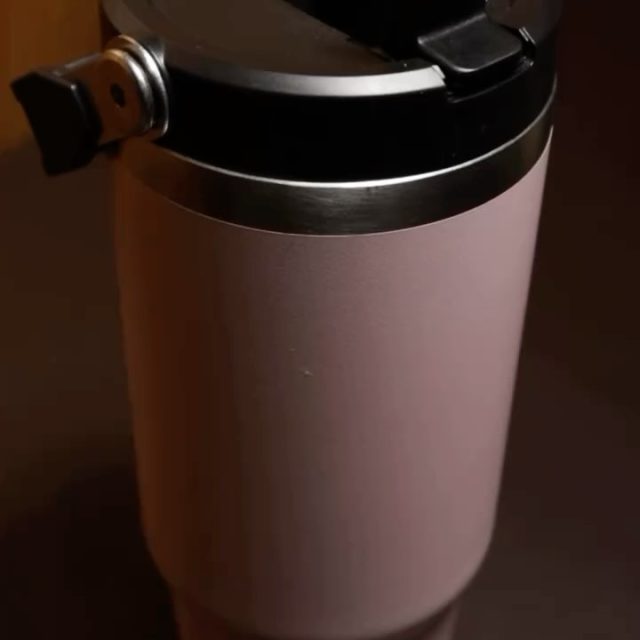 Elegir un regalo corporativo o merchandising para tu equipo va mucho más allá de la estética: es una decisión que impacta directamente en la salud de las personas y en la credibilidad de tu marca.Un producto sin certificaciones puede contener aceros no aptos que liberan metales pesados con el uso diario. Por eso, en Vargas trabajamos exclusivamente con productos térmicos y de acero inoxidable certificados con el sello INAL de ANMAT, garantizando la máxima seguridad alimentaria y el cumplimiento de la normativa vigente en Argentina.Cuidar a tus colaboradores y clientes es también cuidar a tu empresa.Si estás buscando termos, vasos o botellas personalizadas con la tranquilidad de estar eligiendo calidad real y respaldada, escribinos por WhatsApp y te enviamos nuestro catálogo corporativo.